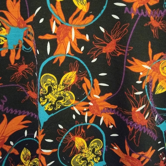 NWT Lularoe Classic T - Picture 2 of 2